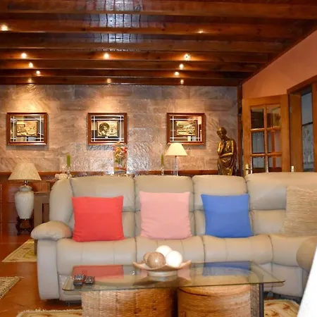 Spacious With Private Pool In Βίλα