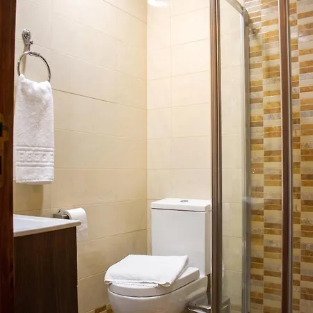 Spacious With Private Pool In Βίλα