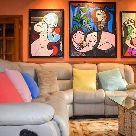 Spacious With Private Pool In Βίλα