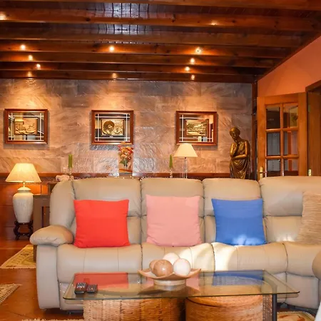 Villa Spacious With Private Pool In *